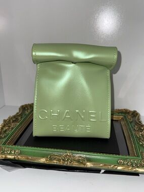 CHANEL Beaute Take Away Bag